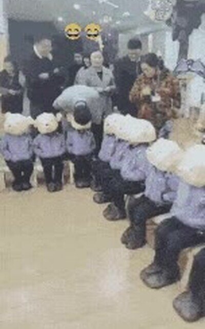 Enlace a El nuevo juego de moda es intentar reconocer a tu niño entre tanta máscara