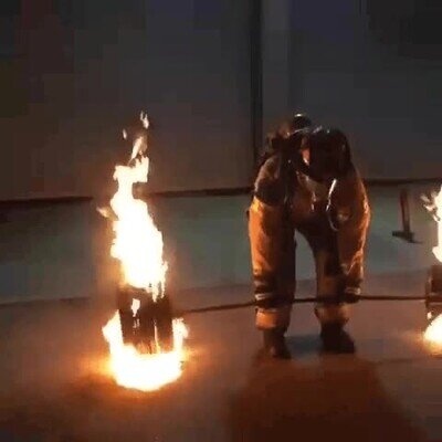 Enlace a Así es cómo entrenan las bomberos para poder salvarnos las vidas