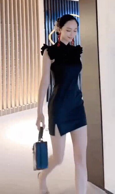 Una chica saludando al recepcionista cada vez que entra a trabajar chica,recepcionista,trabajar