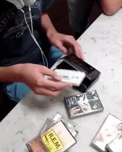 Enlace a Lo que pasa cuando le das un casette a un joven de hoy en día