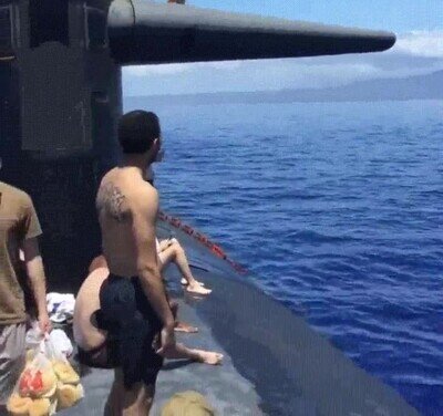 Enlace a Haciendo un salto mortal hacia atrás desde un submarino
