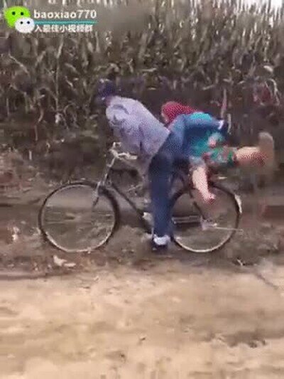 Enlace a Una cita con tu pareja en bici no puede empezar peor