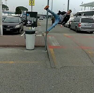 Enlace a El señor del coche se ha quedado muy pillado