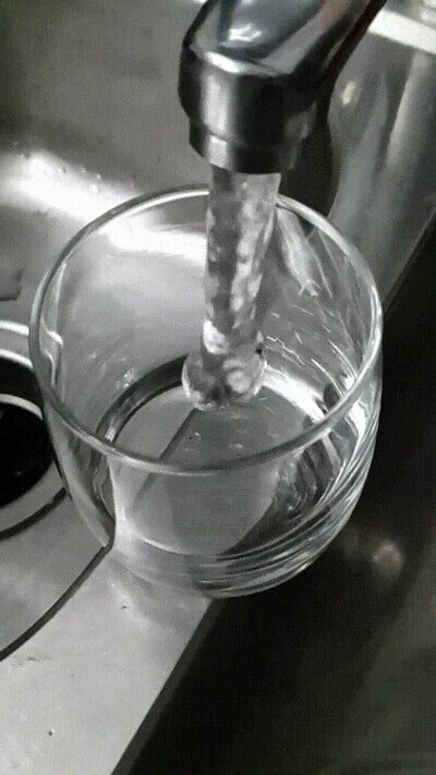 Enlace a Lo que pasa cuando llenas un vaso de agua demasiado rápido
