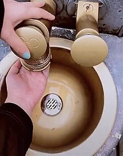 Enlace a En Disneyland hasta el dispensador de jabón es mágico
