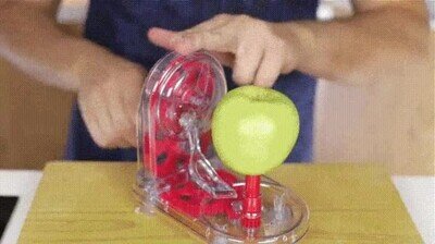 La satisfacción de ver el resultado del pelador de manzanas en funcionamiento manzana,pelador,satisfacción