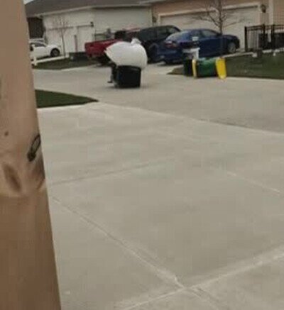 Cuando te han quitado los puntos del carné y no puedes ir en coche al trabajo coche,contenedor,viento