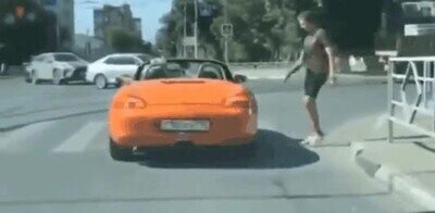 coche,descapotable,paso de peatones