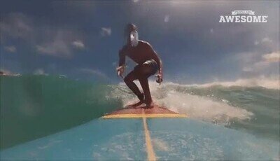 Enlace a Haciendo un Bottle Flip encima de una tabla de surf