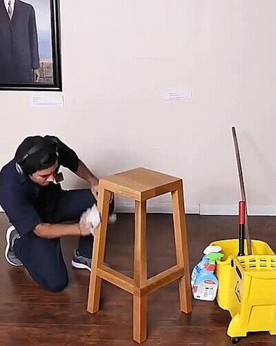 Enlace a Limpiando con mucho amor un taburete de madera