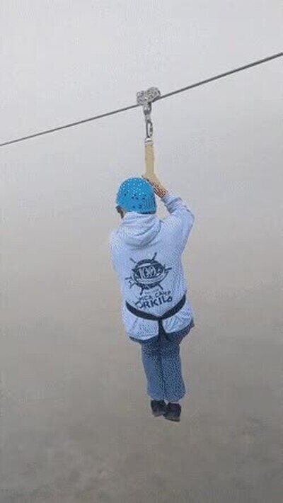 Enlace a Usar una tirolina en un día de niebla es un viaje hacia lo desconocido