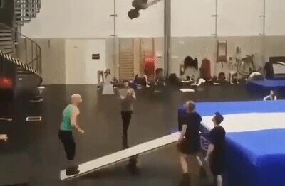 Enlace a Salto por equipos en un trampolín