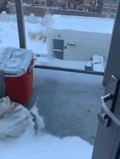 Enlace a Mirando cómo el agua se congela en apenas unos segundos