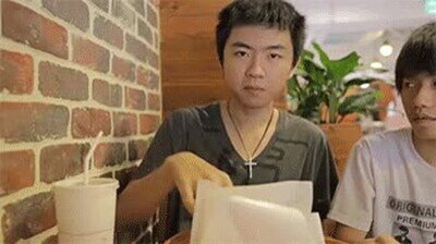 Enlace a Tiene que hacerlo con cada patata frita que saca de la bolsa 