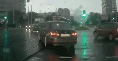 Enlace a De repente un coche fantasma aparece de la nada 