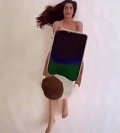 Enlace a El hijo de esta modelo ayuda para su sesión de fotos