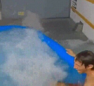 Enlace a Lo que pasa cuando instalas una piscina dentro de un camión en marcha