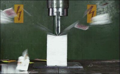 Enlace a Prensa hidráulica contra un mazo de cartas