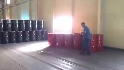 Enlace a Una manera original de pasarse un barril en el trabajo