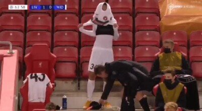 Enlace a ¿Cómo demonios se pone este chico las camisetas?