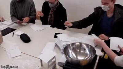 Enlace a Trabajo en cadena con sobres, cartas y sellos