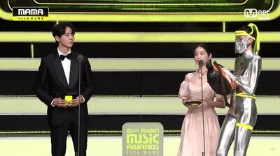 Enlace a El futuro era desinfectar de esta forma en una gala de premios