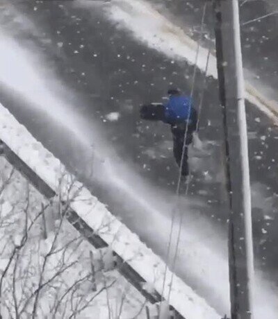 Enlace a Un señor que entrega una pizza después de haber estrellado su coche