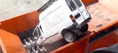Enlace a Un coche en una tritutadora gigante