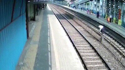 Enlace a Gente estúpida en la via del tren