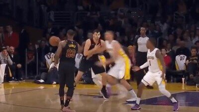 Enlace a LeBron James no se cansa de humillar a sus rivales