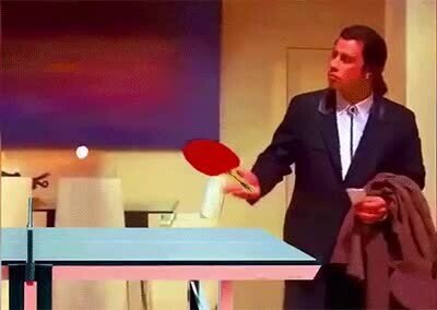 Enlace a Travolta despistado jugando a pingpong