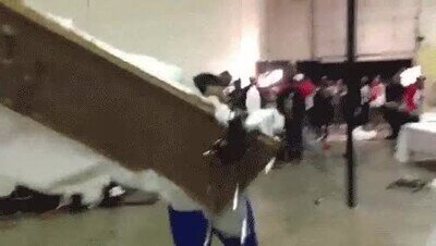 Enlace a Es increíble que no suelte el bolso en ningún momento