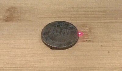 Enlace a Un láser que elimina todo el óxido y suciedad de una moneda