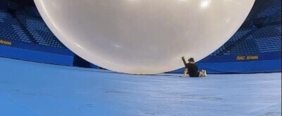 Enlace a Haciendo explotar el globo más grande del mundo en cámara lenta 