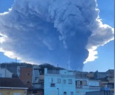 Enlace a La última erupción del volcán Etna deja una intensa lluvia de cenizas en los municipios cercanos