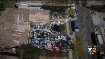 Enlace a  Imágenes de drones muestran montones de basura que rodean una casa en la sección de Granada Hills en Los Ángeles.