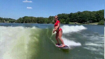 Enlace a Una mujer embarazada haciendo wakeboarding