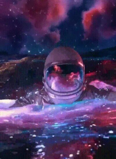 Enlace a Un astronauta que ha encontrado un planeta extraño donde darse un baño