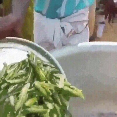 Enlace a Un buen samaritano preparando la comida para todo el pueblo