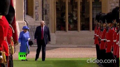 Enlace a Trump bloqueando sin parar a la Reina Elizabeth