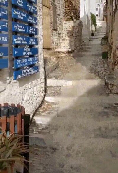 Enlace a Caminar por esta calle de Grecia es tan bonito como peligroso