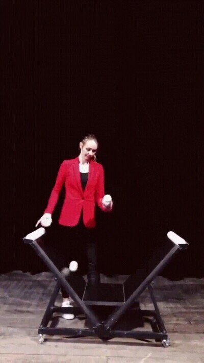 Enlace a Es increíble ver cómo hace malabares con las pelotas