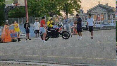 Enlace a La policía enseñando cómo se juega a baloncesto desde la moto