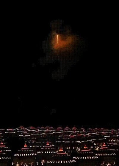 Enlace a Unos fuegos artificiales ENORMES sobre el cielo de Japón
