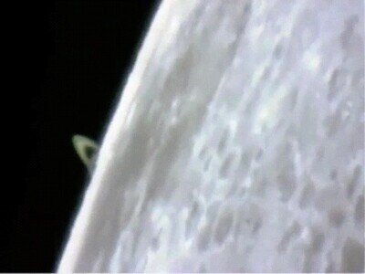 Enlace a Saturno capturado moviéndose detrás de la Luna