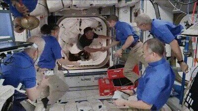 Enlace a La ilusión de un reencuentro con los colegas en el espacio