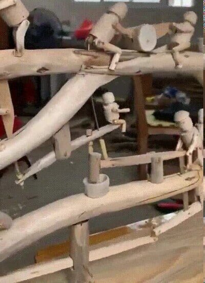 Enlace a Pequeños carpinteros de madera trabajando a la vez