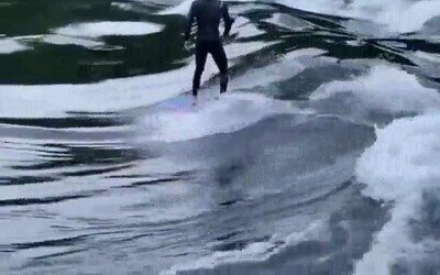 Enlace a Surfeando en un río de Noruega