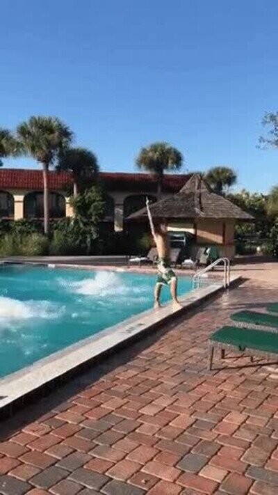 Enlace a Lo más épico que puedes hacer con tus amigos en una piscina