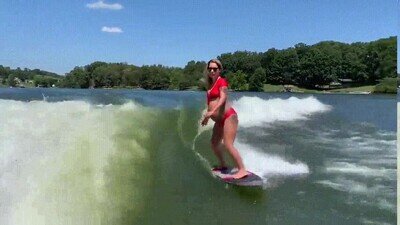 Enlace a Una mujer embarazada bailando mientras hace wakeboard